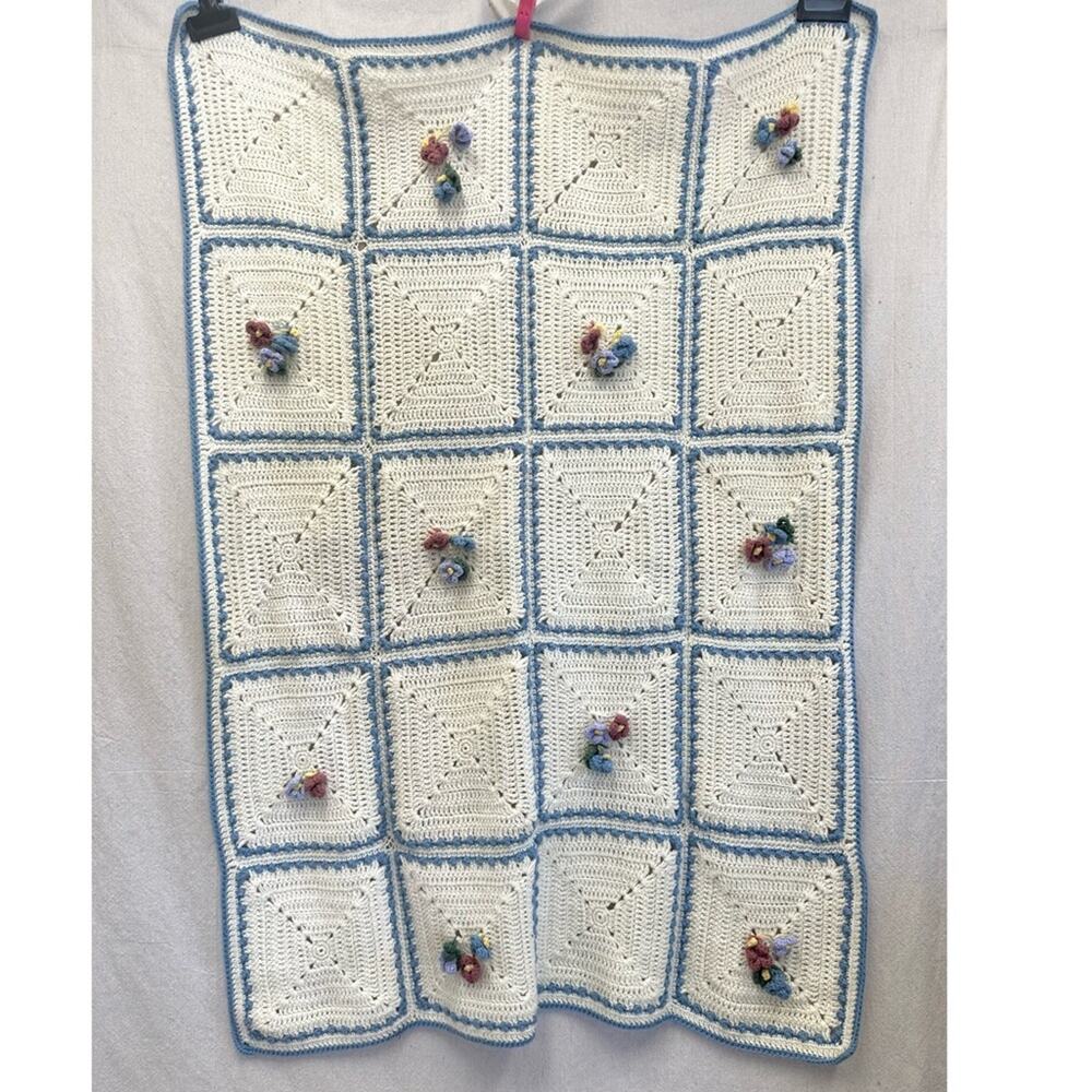 Vintage hand crochet knit cottagecore‎ 3D flower accent throw blanket grannycore